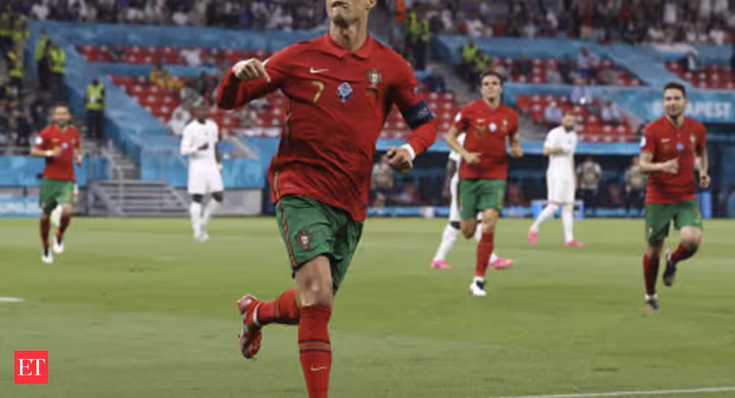 Cristiano Ronaldo scores 2 to take a step closer to scoring history