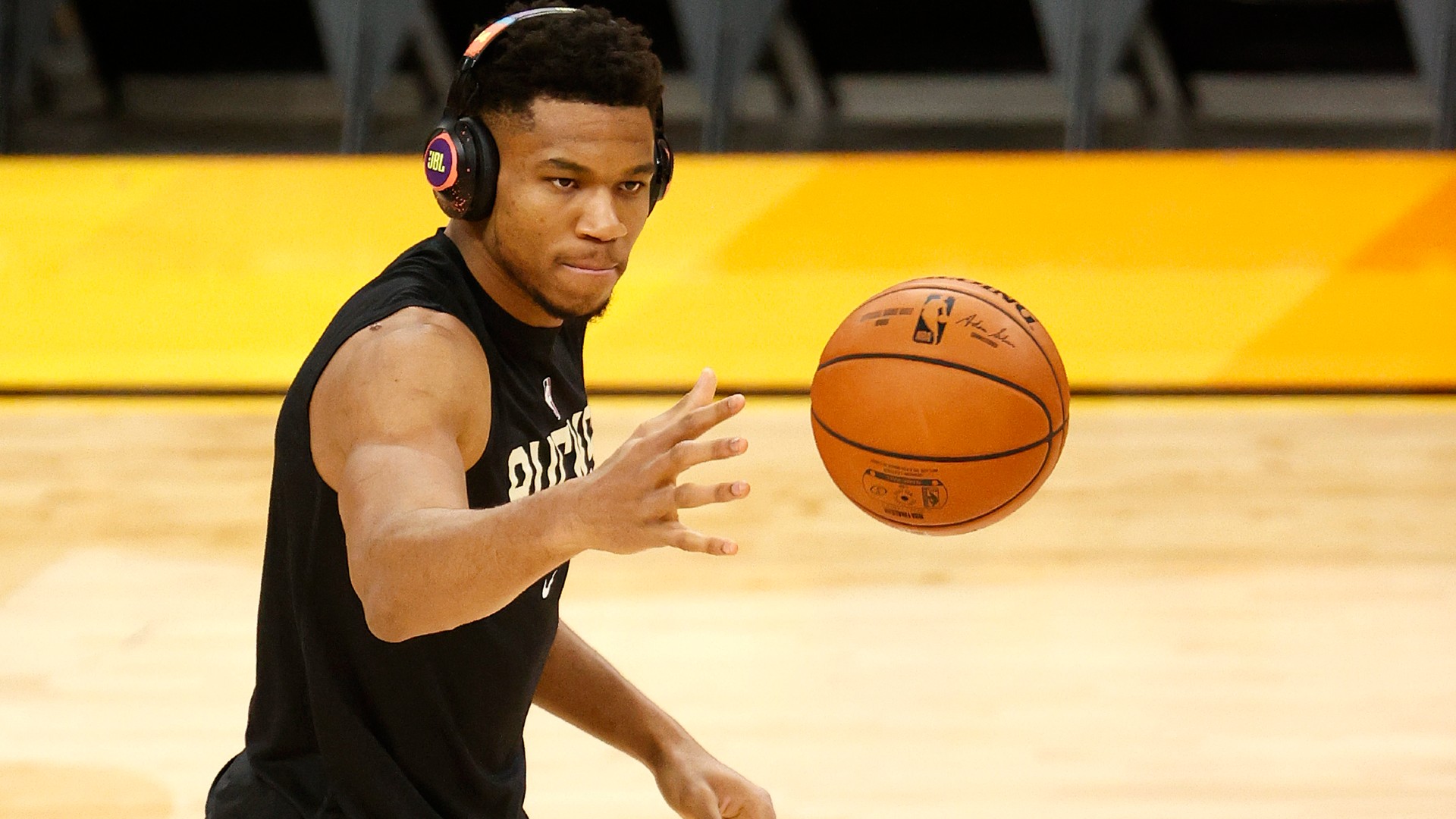 Twitter compares Giannis Antetokounmpo NBA Finals block vs. Suns to LeBron James' vs. Warriors in 2016