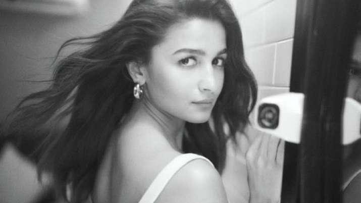 Alia Bhatt returns back on film sets, shares her beautiful 'post pack up shot'
