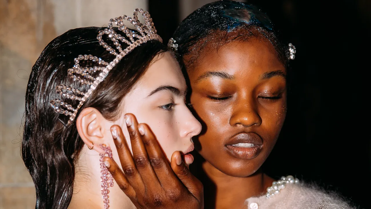 At Simone Rocha, Wet-Look Hair Gets a Religious Twist