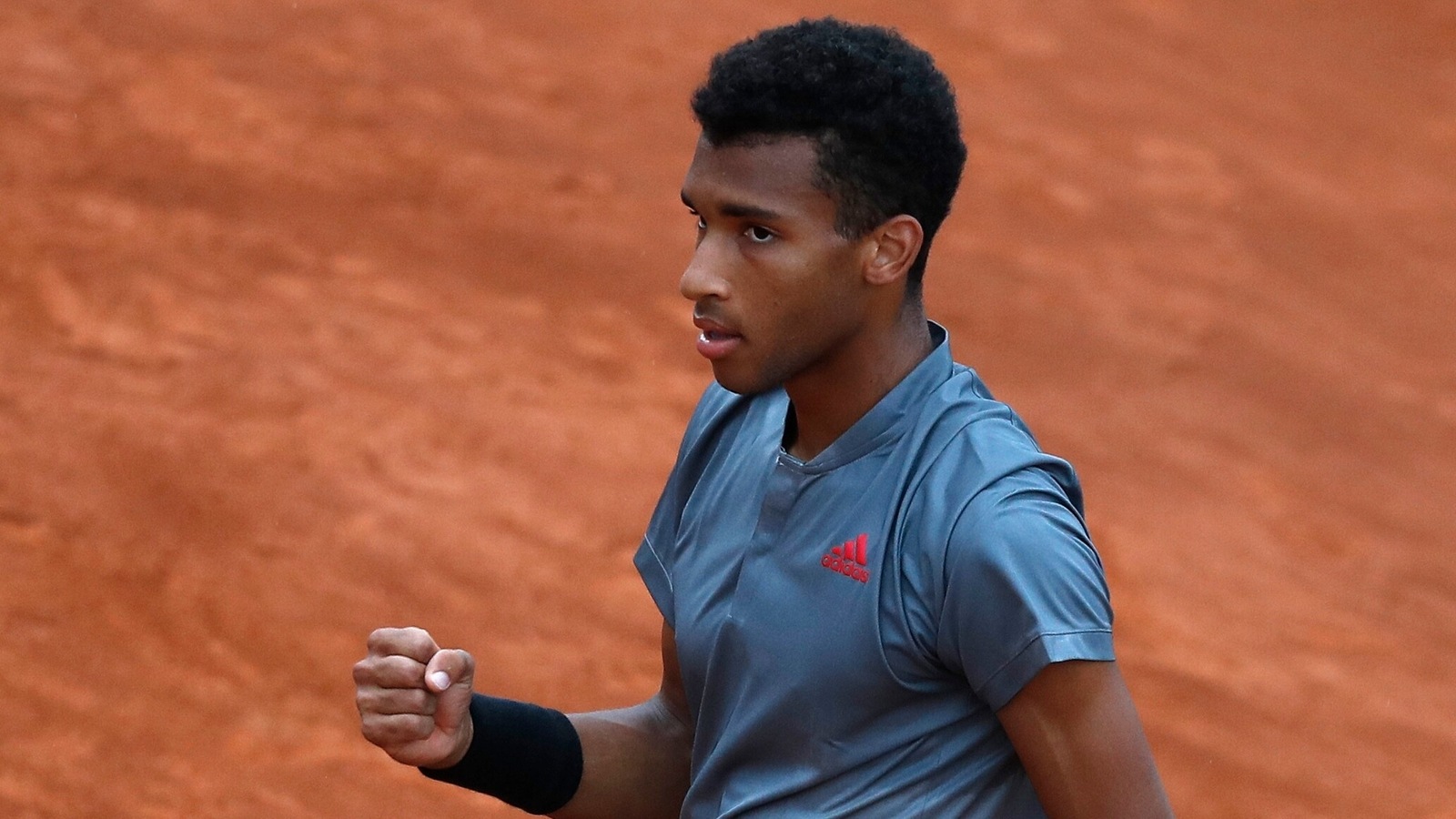 Auger-Aliassime in Stuttgart semifinals, Shapovalov out