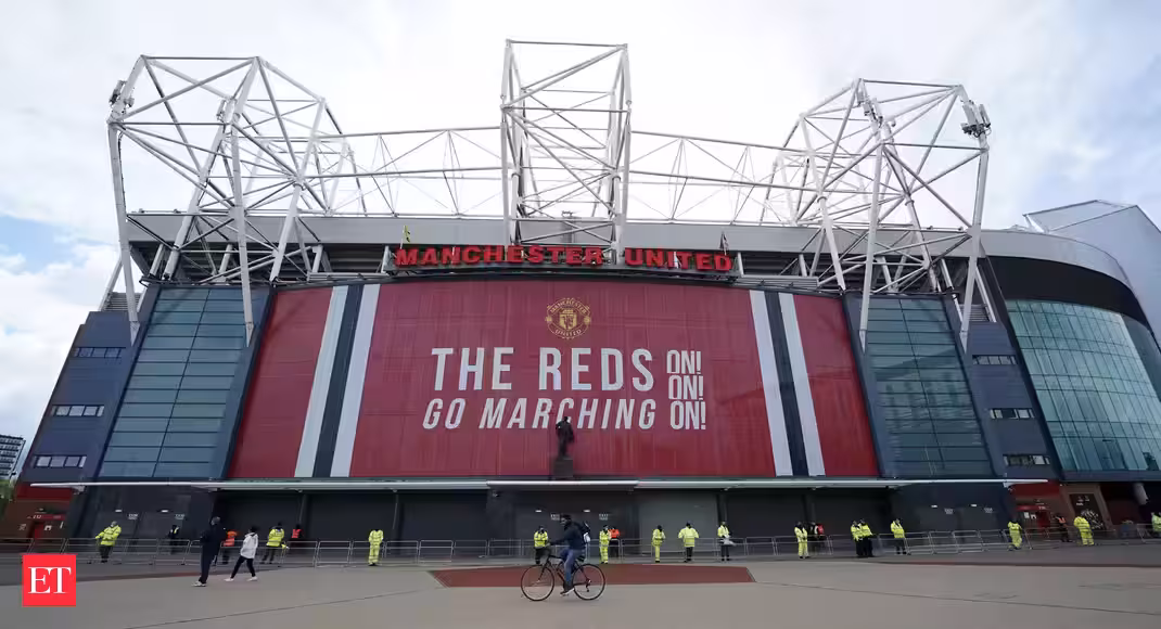 Manchester United owners consider selling club