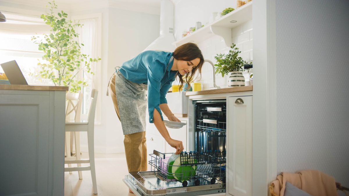 How to load a dishwasher the right way