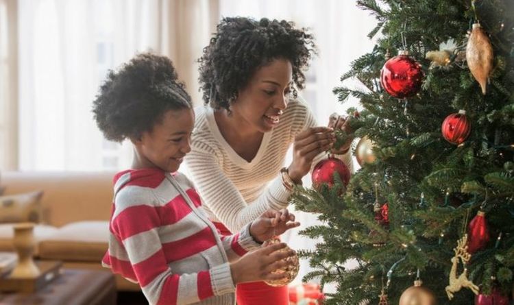 How to decorate your Christmas tree for FREE