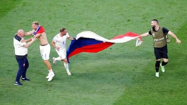 Czech Republic beat 10-man Netherlands to reach Euro 2020 quarter-finals