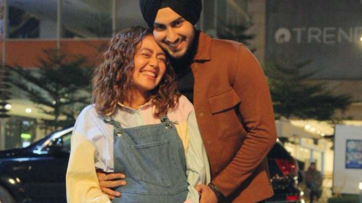 Neha Kakkar is NOT pregnant, announces new song with husband Rohanpreet Singh