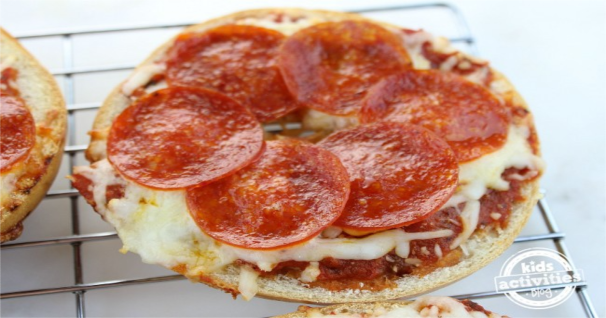 Your Kids Will Absolutely Love These Deliciously Easy Pizza Bagels