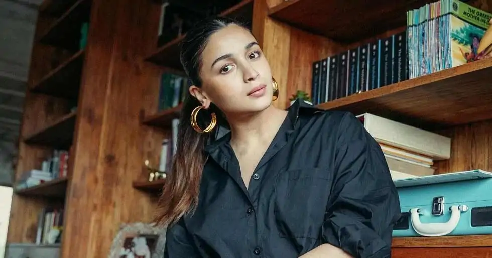 New Mama Alia Bhatt shares the first photo after welcoming a baby girl. See pic:
