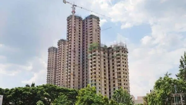 10-year low interest rates, discounts - Banks, builders lure flat buyers