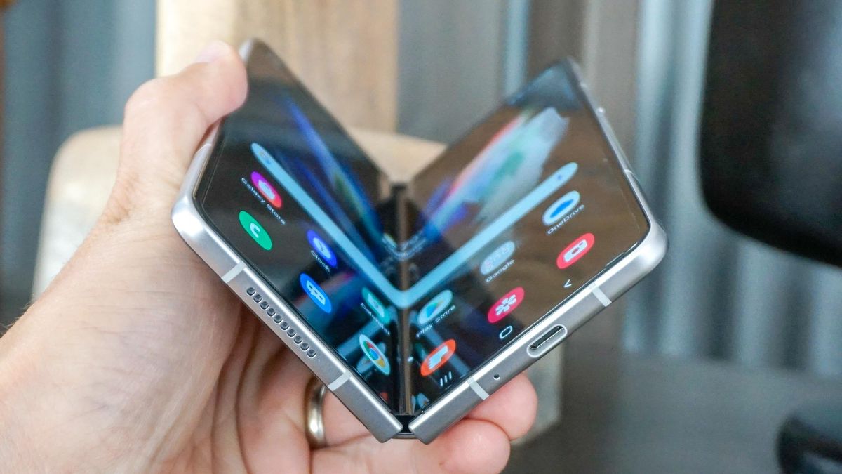 Samsung Galaxy Z Fold 3 doesn’t fix the biggest flaw of foldable phones