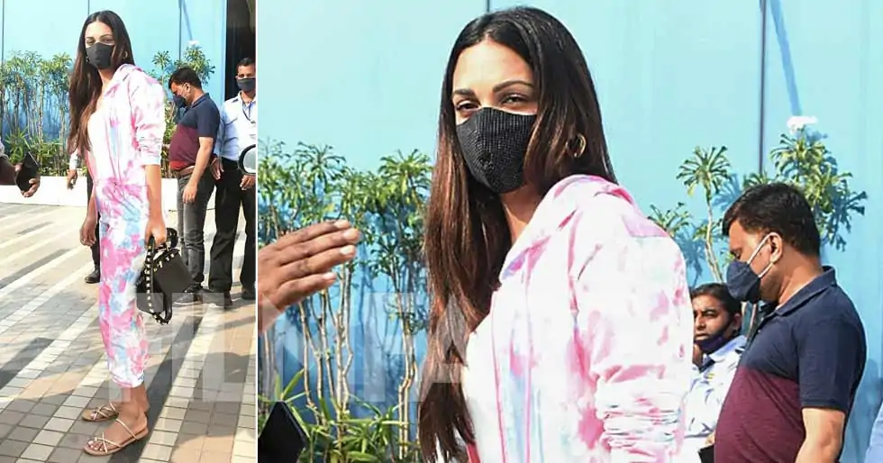 Kiara Advani steps out for a meeting for Bhool Bhulaiyaa 2