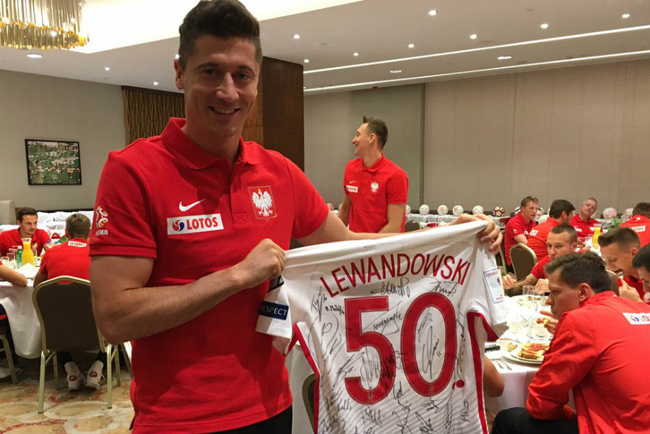 Lewandowski facing Messi, Ronaldo for FIFA best player award