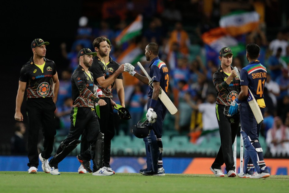 Caught on stump mic: Matthew Wade tells Shikhar Dhawan he's not quick like MS Dhoni behind the stumps