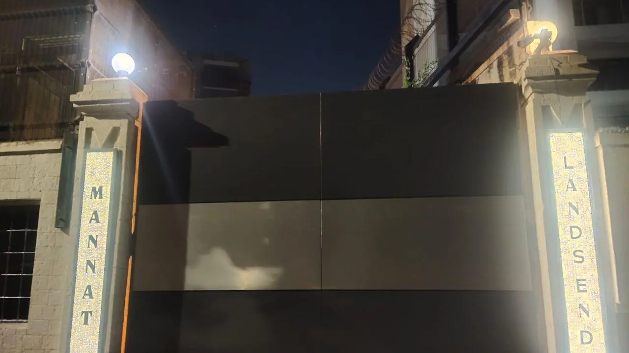 Shah Rukh Khan’s `Mannat` gets a diamond-studded nameplate, pictures go viral