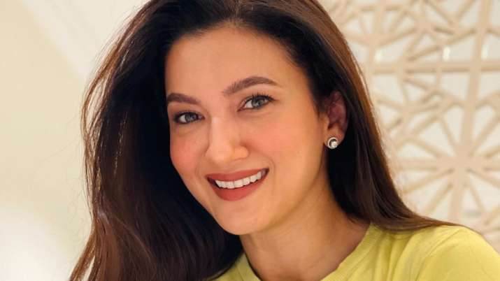 Gauahar Khan schools paparazzi asking her to remove mask for pics | Watch Video