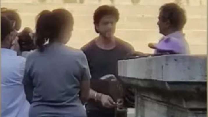 Shah Rukh Khan appears to be an intent actor on Dunki set, follows director Rajkumar Hirani's lead | PIC