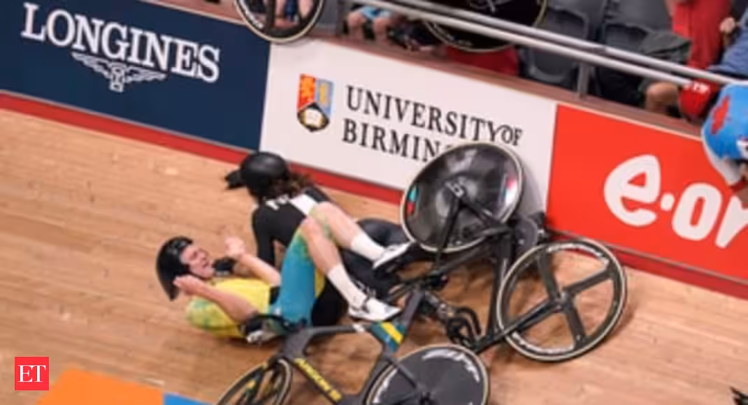 Cyclists and spectators hurt in horror crash at Commonwealth Games