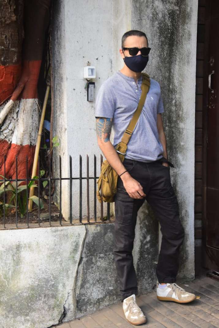 India Tv - The actor was snapped in a dull blue T-shirt paired with black trousers India Tv - Imran Khan