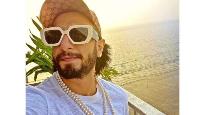 Ranveer Singh shares new selfie pairing pearl necklace with casuals, fans ask 'Is that Deepika's haar'