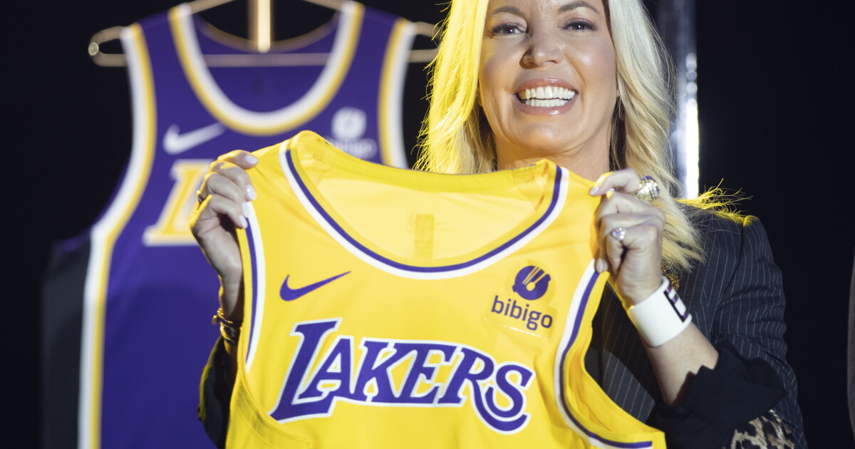 Letters to Sports: Readers join in lament of Lakers situation