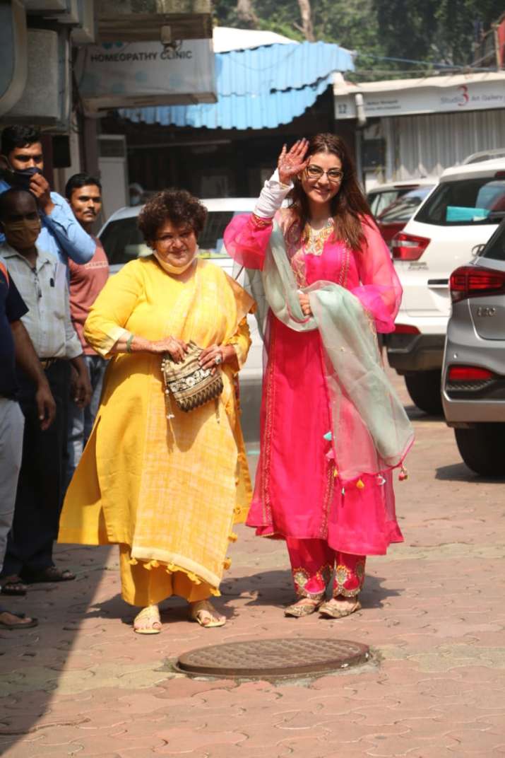 India Tv - While Kajal looked beautiful in pink, her mother glowed in yellow India Tv - Actress Kajal Aggarwal Gautam Kitchlu wedding today