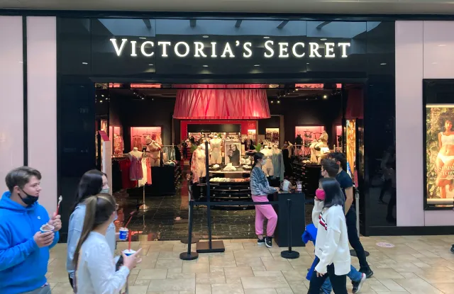 Victoria’s Secret Reveals Mid-quarter Revenues; Updates Guidance