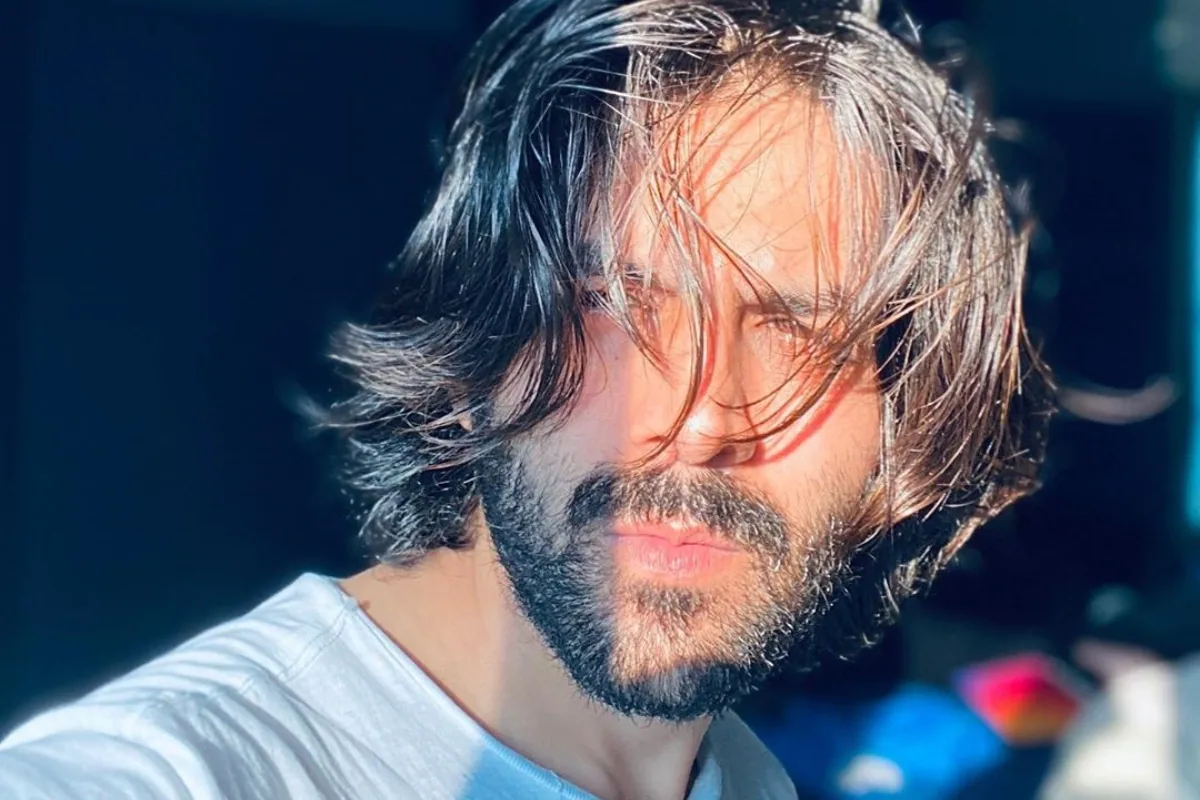 Kartik Aaryan Lets His 'Eyes Do the Talking' in This Gorgeous Sun-kissed Selfie