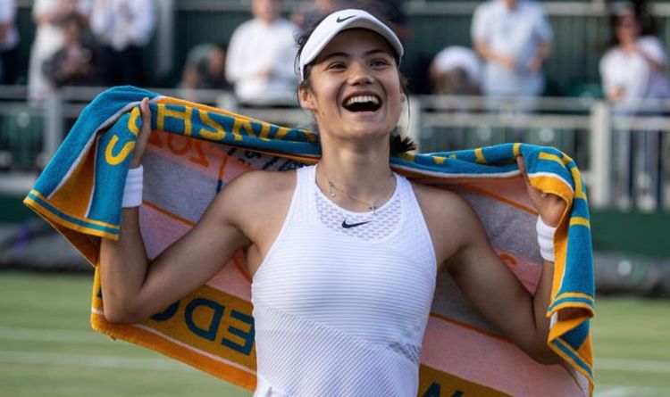 Emma Raducanu responds after Andy Murray message as young Brit loving Wimbledon 'holiday'
