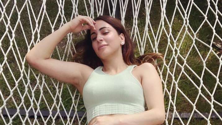 Kundali Bhagya actress Shraddha Arya relaxes with Rishi Kapoor songs after a long day's shoot