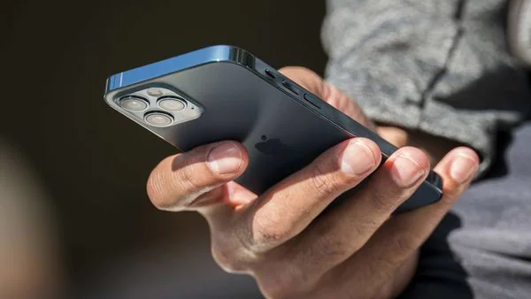 China plans tighter controls over mobile app providers