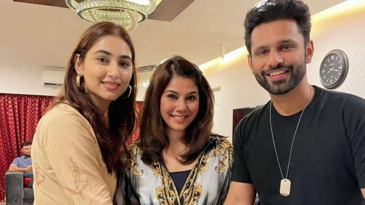 Rahul Vaidya sings ‘Tere Haath Mein’ for Disha Parmar as they get clay impression holding hands
