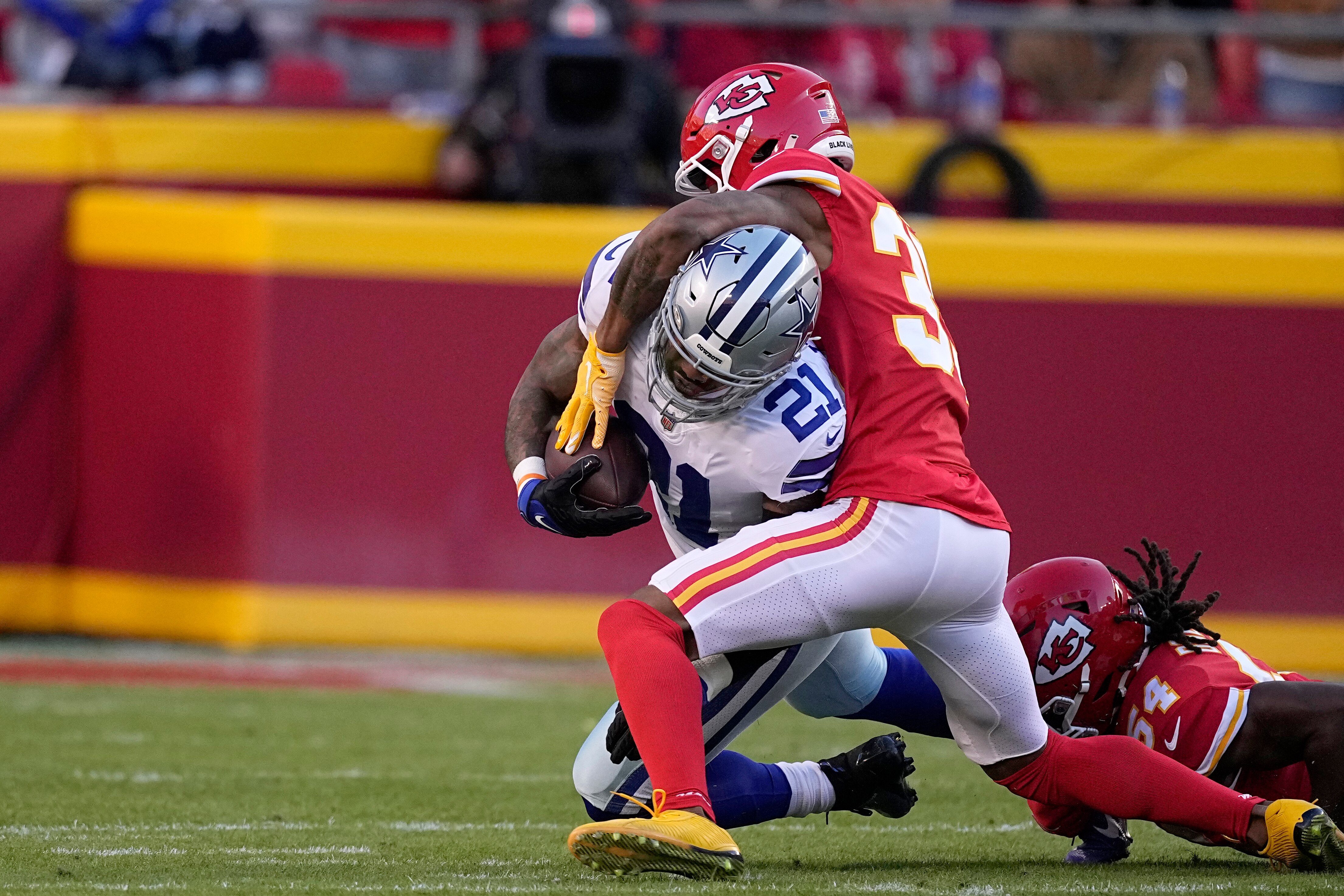 Cowboys' Ezekiel Elliott Says He Re-Aggravated Knee Injury, but 'It's Feeling Better'