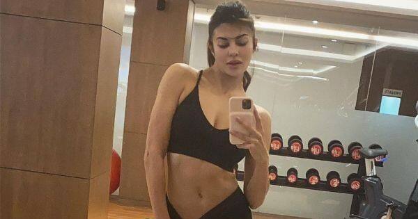 Jacqueline Fernandez flaunts her washboard abs in a stunning mirror selfie | Bollywood Life