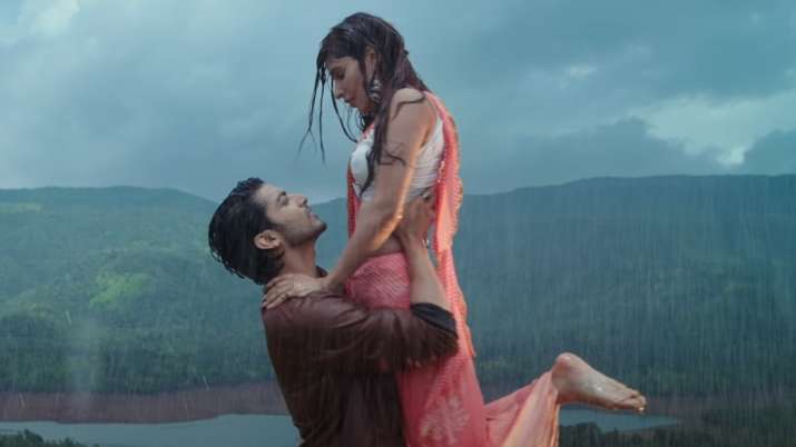 Jubin Nautiyal's 'Barsaat ki dhun' starring Gurmeet Choudhary, Karishma Sharma sure to leave you nostalgic