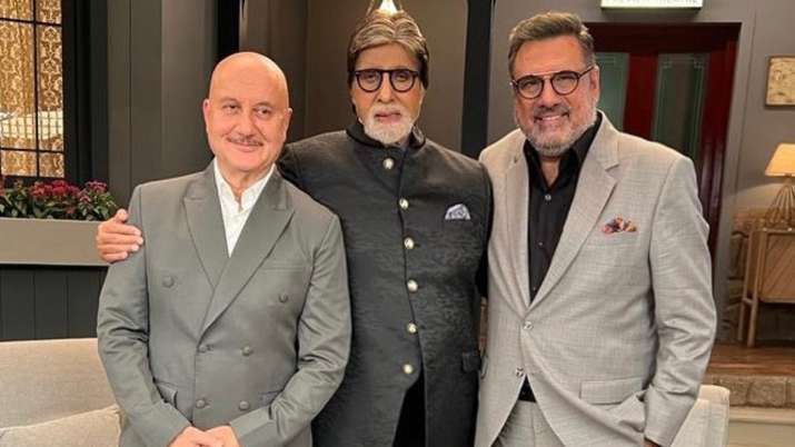Anupam Kher poses with Uunchai co-stars Amitabh Bachchan & Boman Irani, says 'I feel lucky'