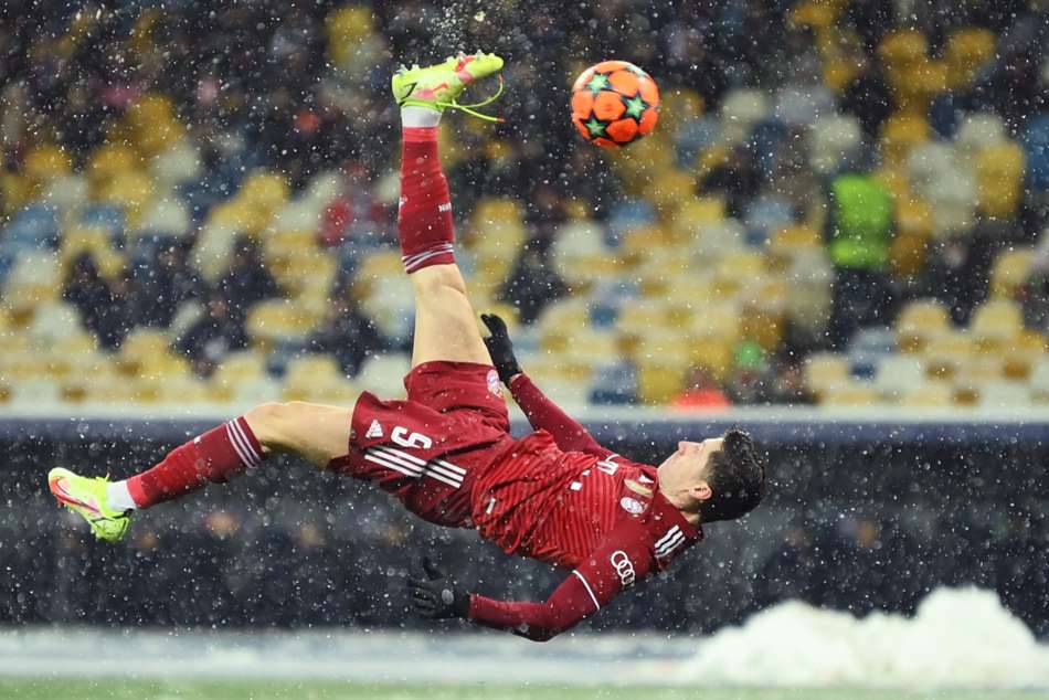 Dynamo Kiev 1-2 Bayern Munich: Top spot secure after Lewandowski stunner in the snow