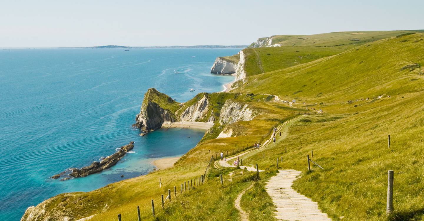 Who can travel to the UK and what are the rules for entering?