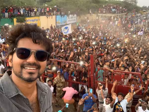 Thalapathy Vijay creates history as his selfie becomes the most retweeted tweet of 2020 | Bollywood Life