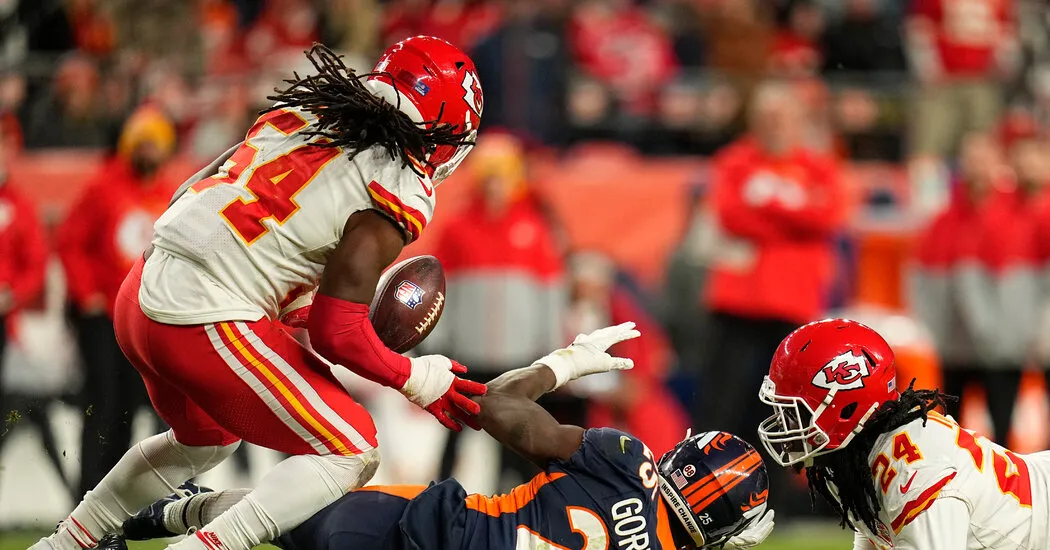 In a Reversal, Kansas City’s Defense Plays Hero to Beat Broncos