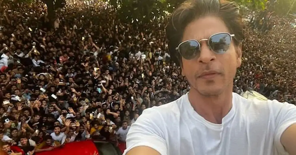 Shah Rukh Khan's Mannat gets a diamond nameplate. Pics go viral
