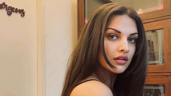 Bigg Boss fame Himanshi Khurana's witty reply to fan who asks her to get married will leave you in splits