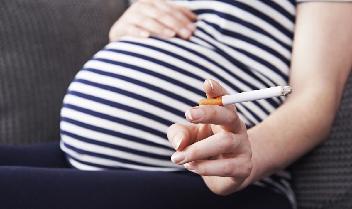 Trial to pay pregnant women to quit smoking branded 'disgraceful'
