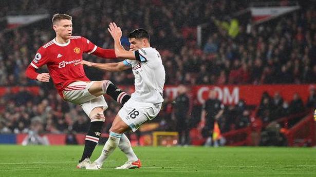 Premier League | Easy outing for United