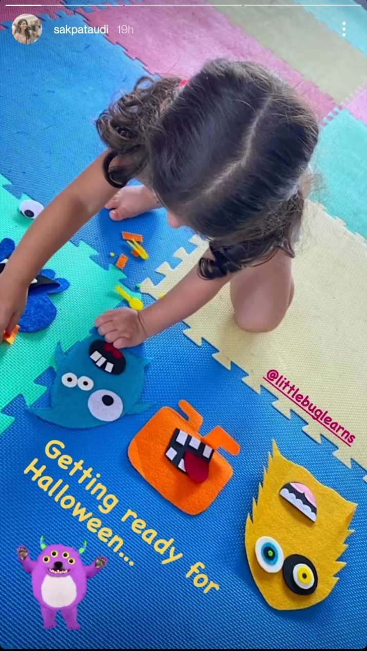 India Tv - Inaaya's Halloween preparations India Tv - This is how Kareena, Soha's kids Taimur Ali Khan and Inaaya are celebrating Halloween