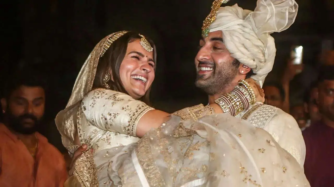 Neetu Kapoor celebrates son Ranbir's wedding with Alia Bhatt on the sets of 'Hunarbaaz'; dances on Alia's song