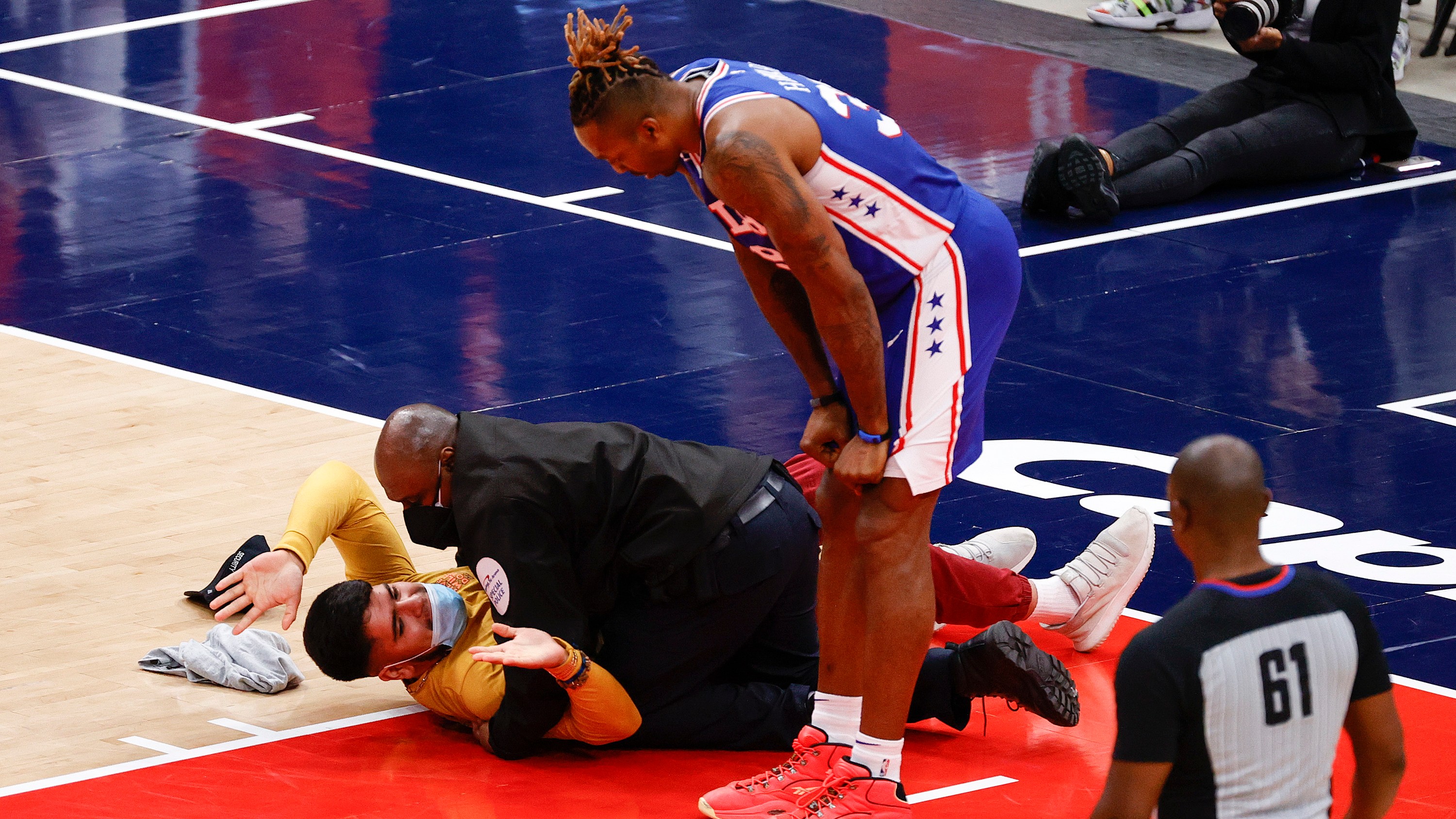 Scott Brooks, Wizards rip fan who ran on court during game vs. 76ers: 'Your thinking is barbaric'