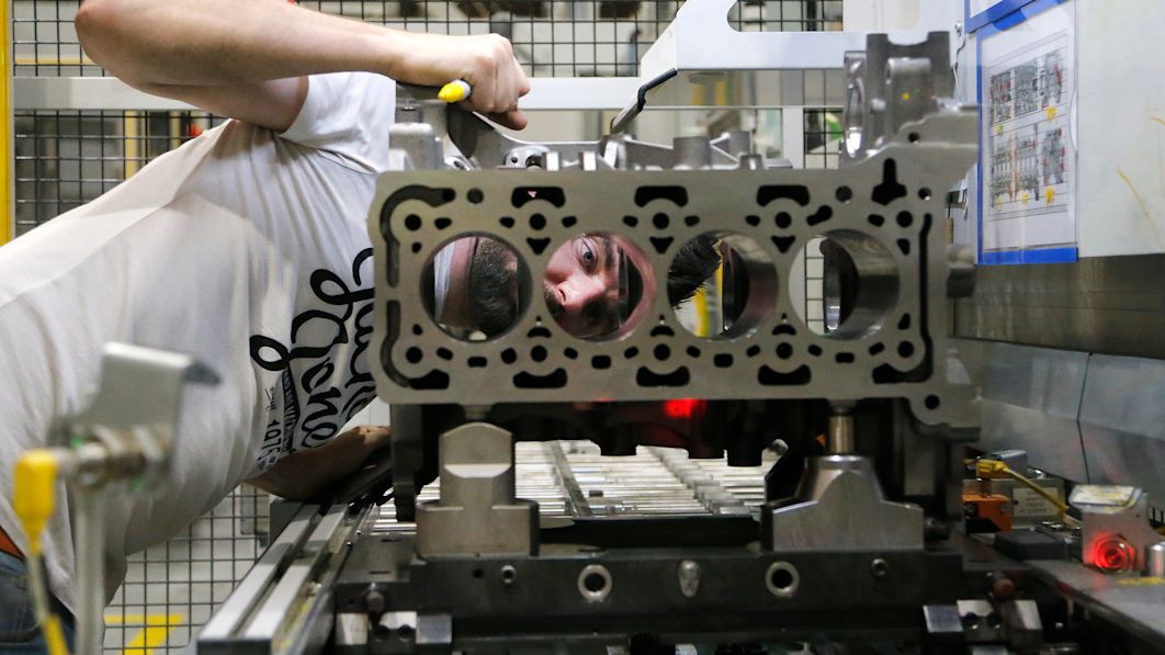 EU to Urge 2035 Goal to End Combustion-Engine Era in Autos