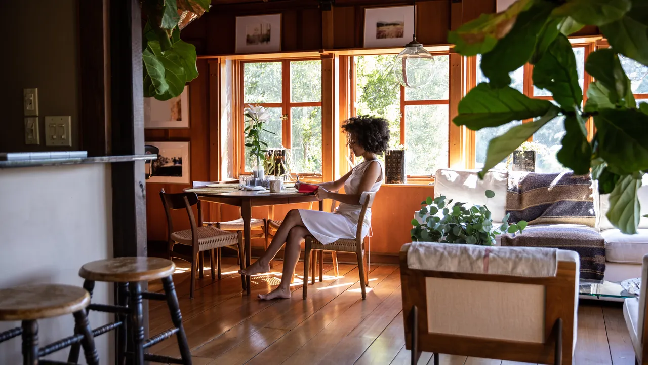 The Daily Journal Prompts That Helped Me Curb Anxious Feelings