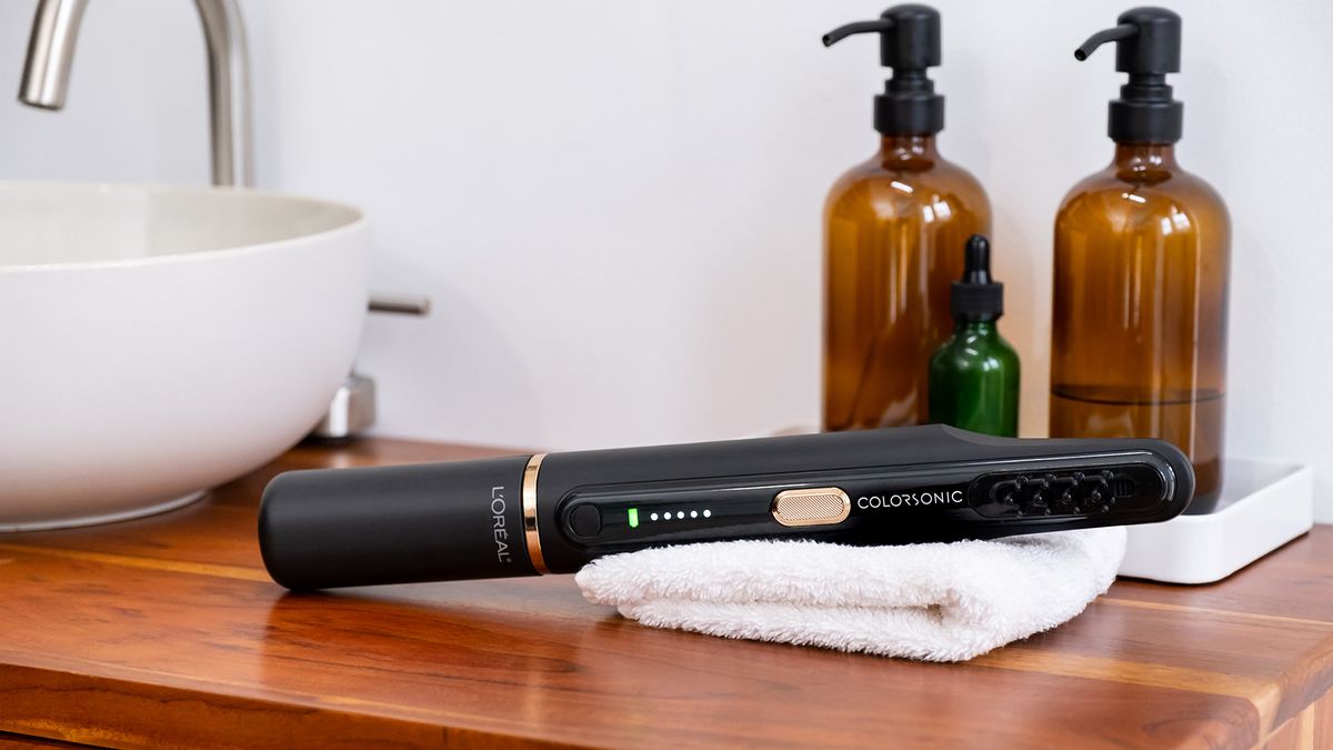 My favorite gadget of CES 2022 is L'Oreal's hair coloring device — and I need it now