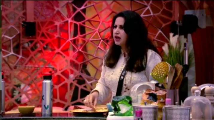 Bigg Boss 14 Jan 22 LIVE UPDATES: Rubina Dilaik, Nikki Tamboli slam Sonali Phogat for throwing food in dustbin